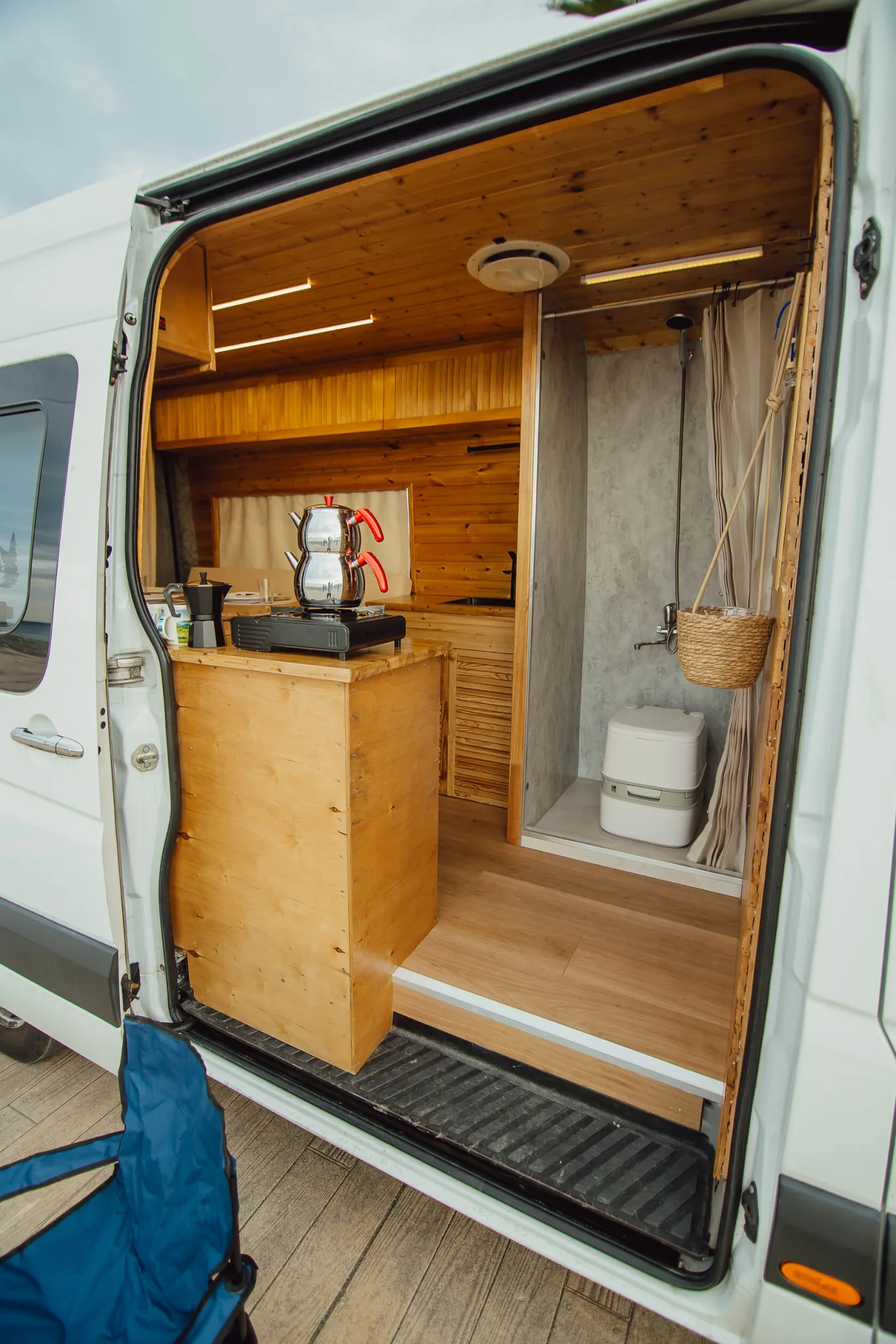 Motorhome.ge Mercedes Van AT, open photo 3