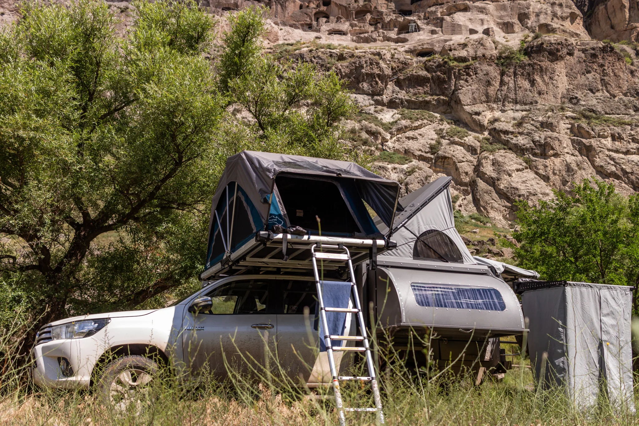 Overlando Toyota Hilux 4x4 Expedition Camper, open photo 4