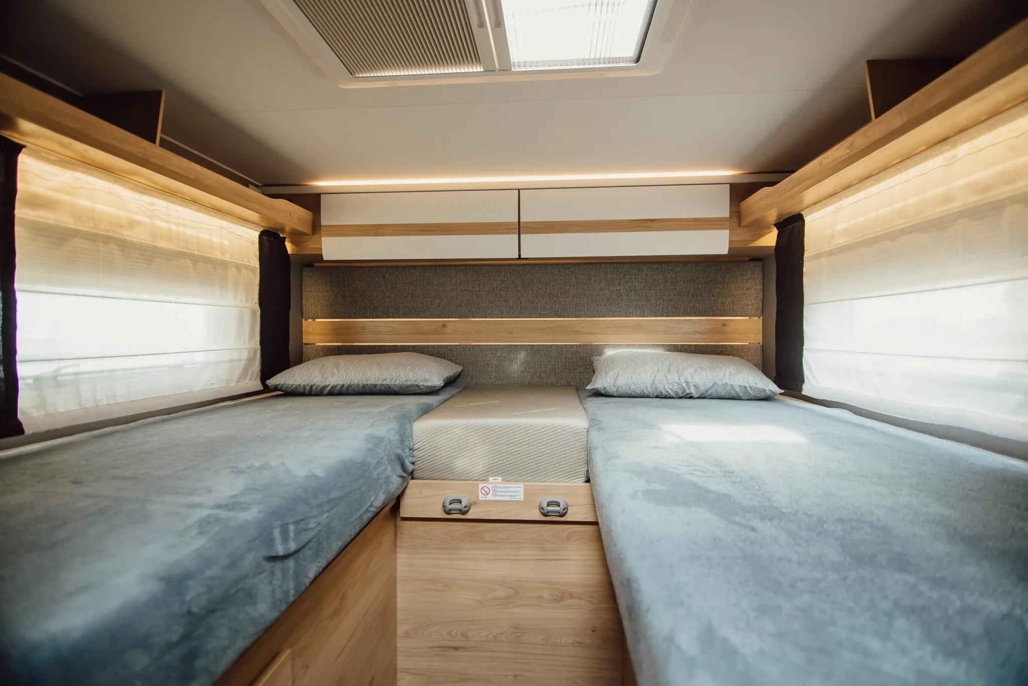 RV Rent GE Dethleffs Just Camp 6815, open photo 4